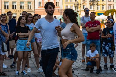 Wroclaw, Polonya - 31 Temmuz 2021: Rueda de Casino pazar meydanında açık etkinlik