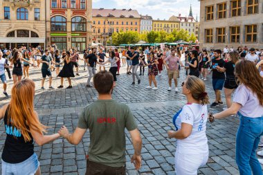 Wroclaw, Polonya - 31 Temmuz 2021: Rueda de Casino pazar meydanında açık etkinlik