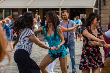 Wroclaw, Polonya - 31 Temmuz 2021: Rueda de Casino pazar meydanında açık etkinlik