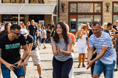 Wroclaw, Polonya - 31 Temmuz 2021: Rueda de Casino pazar meydanında açık etkinlik