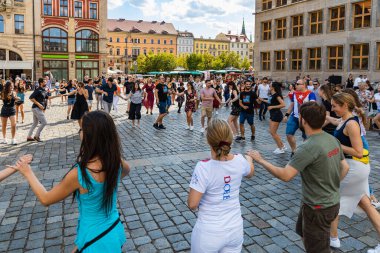 Wroclaw, Polonya - 31 Temmuz 2021: Rueda de Casino pazar meydanında açık etkinlik