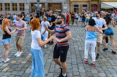 Wroclaw, Polonya - 31 Temmuz 2021: Rueda de Casino pazar meydanında açık etkinlik