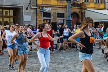 Wroclaw, Polonya - 31 Temmuz 2021: Rueda de Casino pazar meydanında açık etkinlik