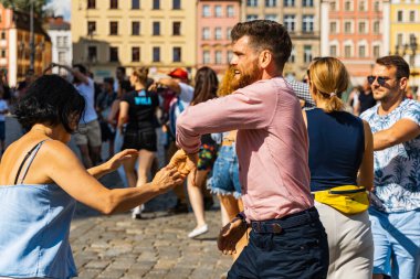 Wroclaw, Polonya - 31 Temmuz 2021: Rueda de Casino pazar meydanında açık etkinlik
