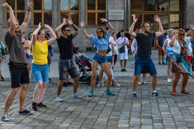 Wroclaw, Polonya - 31 Temmuz 2021: Rueda de Casino pazar meydanında açık etkinlik