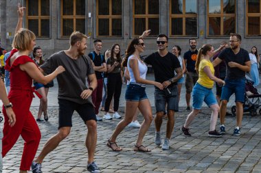 Wroclaw, Polonya - 31 Temmuz 2021: Rueda de Casino pazar meydanında açık etkinlik