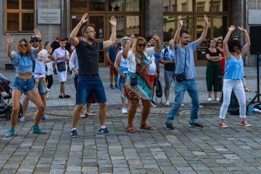 Wroclaw, Polonya - 31 Temmuz 2021: Rueda de Casino pazar meydanında açık etkinlik