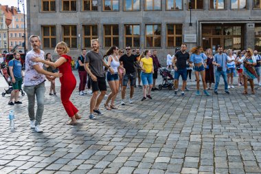 Wroclaw, Polonya - 31 Temmuz 2021: Rueda de Casino pazar meydanında açık etkinlik