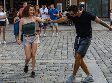 Wroclaw, Polonya - 31 Temmuz 2021: Rueda de Casino pazar meydanında açık etkinlik