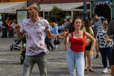 Wroclaw, Polonya - 31 Temmuz 2021: Rueda de Casino pazar meydanında açık etkinlik