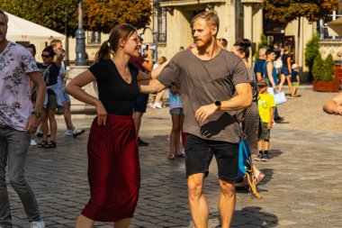 Wroclaw, Polonya - 31 Temmuz 2021: Rueda de Casino pazar meydanında açık etkinlik