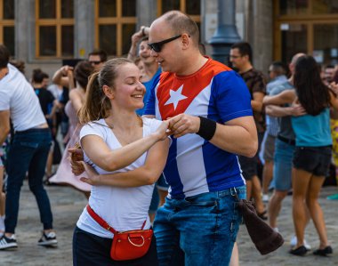 Wroclaw, Polonya - 31 Temmuz 2021: Rueda de Casino pazar meydanında açık etkinlik