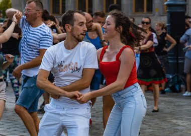 Wroclaw, Polonya - 31 Temmuz 2021: Rueda de Casino pazar meydanında açık etkinlik