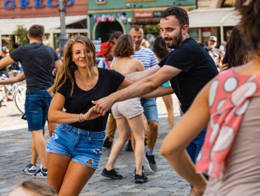 Wroclaw, Polonya - 31 Temmuz 2021: Rueda de Casino pazar meydanında açık etkinlik