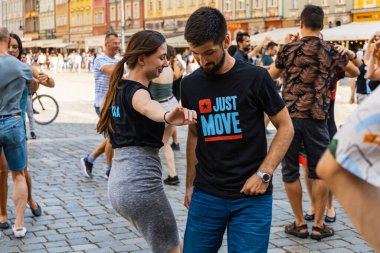 Wroclaw, Polonya - 31 Temmuz 2021: Rueda de Casino pazar meydanında açık etkinlik