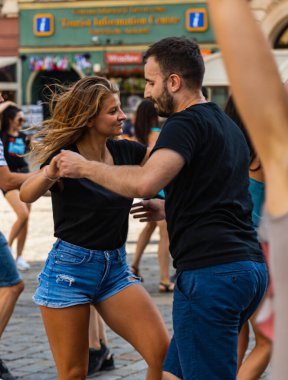 Wroclaw, Polonya - 31 Temmuz 2021: Rueda de Casino pazar meydanında açık etkinlik