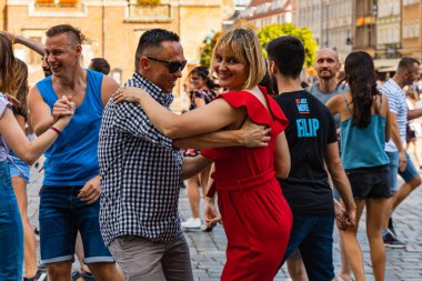 Wroclaw, Polonya - 31 Temmuz 2021: Rueda de Casino pazar meydanında açık etkinlik