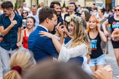 Wroclaw, Polonya - 31 Temmuz 2021: Rueda de Casino pazar meydanında açık etkinlik