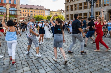 Wroclaw, Polonya - 31 Temmuz 2021: Rueda de Casino pazar meydanında açık etkinlik
