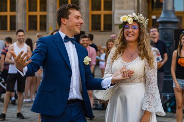 Wroclaw, Polonya - 31 Temmuz 2021: Rueda de Casino pazar meydanında açık etkinlik