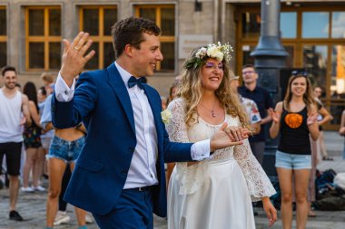 Wroclaw, Polonya - 31 Temmuz 2021: Rueda de Casino pazar meydanında açık etkinlik