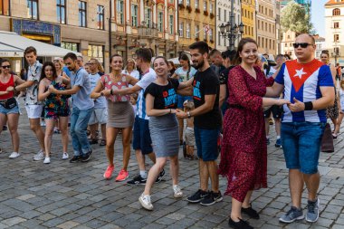 Wroclaw, Polonya - 31 Temmuz 2021: Rueda de Casino pazar meydanında açık etkinlik
