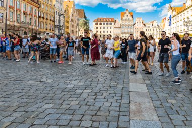 Wroclaw, Polonya - 31 Temmuz 2021: Rueda de Casino pazar meydanında açık etkinlik