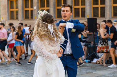 Wroclaw, Polonya - 31 Temmuz 2021: Rueda de Casino pazar meydanında açık etkinlik