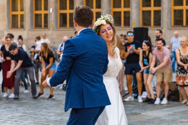 Wroclaw, Polonya - 31 Temmuz 2021: Rueda de Casino pazar meydanında açık etkinlik