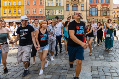 Wroclaw, Polonya - 31 Temmuz 2021: Rueda de Casino pazar meydanında açık etkinlik