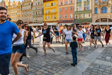 Wroclaw, Polonya - 31 Temmuz 2021: Rueda de Casino pazar meydanında açık etkinlik