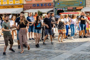 Wroclaw, Polonya - 31 Temmuz 2021: Rueda de Casino pazar meydanında açık etkinlik