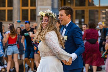 Wroclaw, Polonya - 31 Temmuz 2021: Rueda de Casino pazar meydanında açık etkinlik