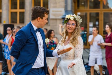 Wroclaw, Polonya - 31 Temmuz 2021: Rueda de Casino pazar meydanında açık etkinlik