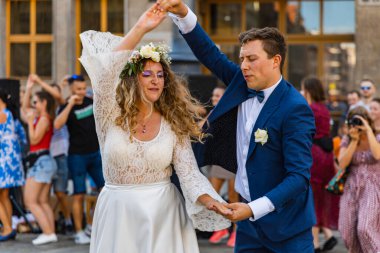 Wroclaw, Polonya - 31 Temmuz 2021: Rueda de Casino pazar meydanında açık etkinlik