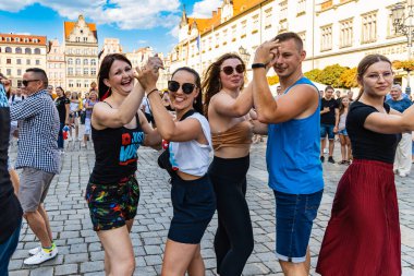 Wroclaw, Polonya - 31 Temmuz 2021: Rueda de Casino pazar meydanında açık etkinlik