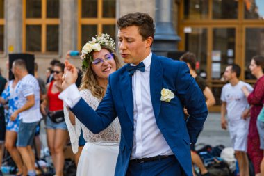 Wroclaw, Polonya - 31 Temmuz 2021: Rueda de Casino pazar meydanında açık etkinlik