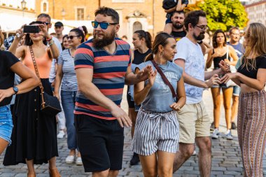 Wroclaw, Polonya - 31 Temmuz 2021: Rueda de Casino pazar meydanında açık etkinlik