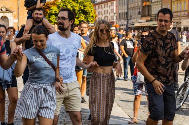 Wroclaw, Polonya - 31 Temmuz 2021: Rueda de Casino pazar meydanında açık etkinlik