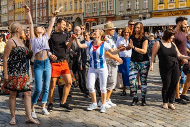 Wroclaw, Polonya - 31 Temmuz 2021: Rueda de Casino pazar meydanında açık etkinlik