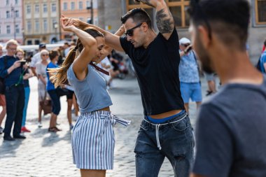 Wroclaw, Polonya - 31 Temmuz 2021: Rueda de Casino pazar meydanında açık etkinlik