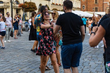 Wroclaw, Polonya - 31 Temmuz 2021: Rueda de Casino pazar meydanında açık etkinlik