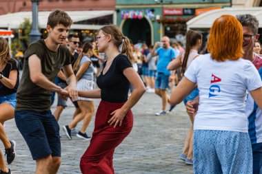 Wroclaw, Polonya - 31 Temmuz 2021: Rueda de Casino pazar meydanında açık etkinlik