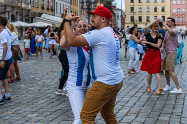 Wroclaw, Polonya - 31 Temmuz 2021: Rueda de Casino pazar meydanında açık etkinlik