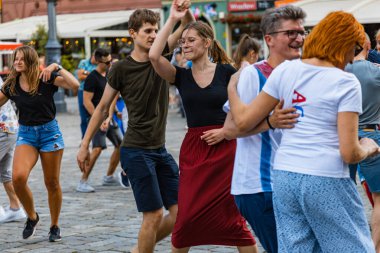 Wroclaw, Polonya - 31 Temmuz 2021: Rueda de Casino pazar meydanında açık etkinlik