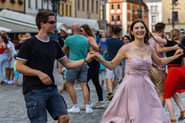 Wroclaw, Polonya - 31 Temmuz 2021: Rueda de Casino pazar meydanında açık etkinlik