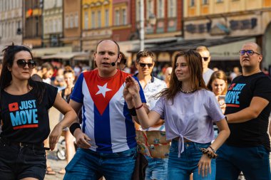 Wroclaw, Polonya - 31 Temmuz 2021: Rueda de Casino pazar meydanında açık etkinlik