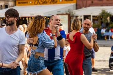 Wroclaw, Polonya - 31 Temmuz 2021: Rueda de Casino pazar meydanında açık etkinlik