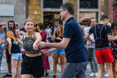 Wroclaw, Polonya - 31 Temmuz 2021: Rueda de Casino pazar meydanında açık etkinlik