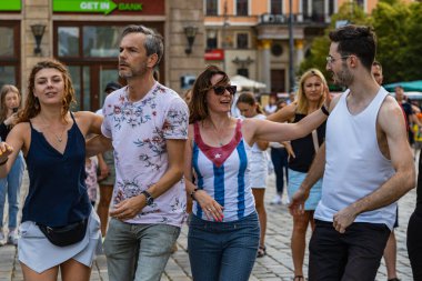 Wroclaw, Polonya - 31 Temmuz 2021: Rueda de Casino pazar meydanında açık etkinlik